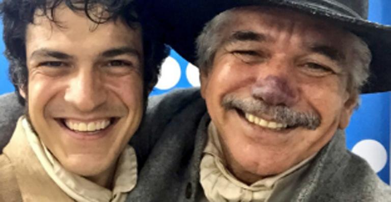 Mateus Solano celebra parceria com Jackson Antunes em novela