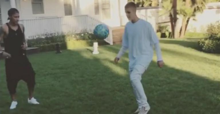 Neymar joga bola com Justin Bieber na casa do cantor nos Estados Unidos