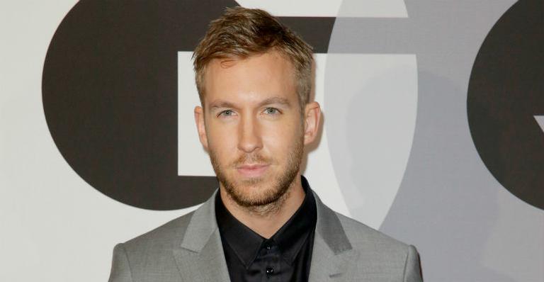 Calvin Harris faz mistério sobre nova parceria e fãs apostam em Ariana Grande ou Demi Lovato