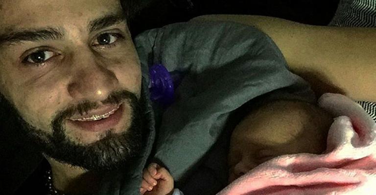 Cantor Munhoz se derrete pela filha recém-nascida: “Sou babão mesmo”