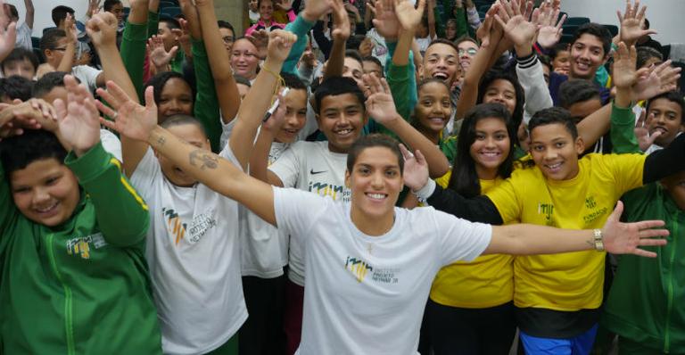 Ana Marcela Cunha visita crianças do ‘Instituto Neymar Jr’