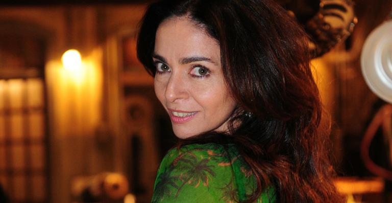 Claudia Ohana faz aula de culinária para nova novela