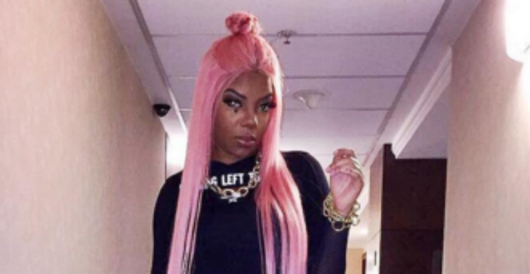 Com cabelo rosa, Ludmilla posa nas redes sociais