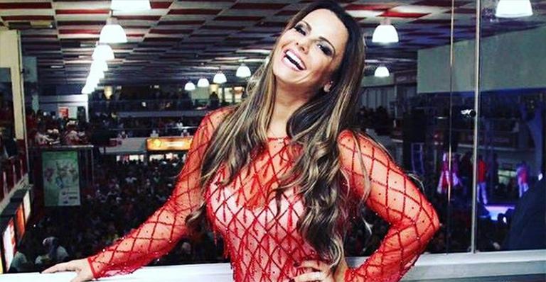 Viviane Araújo muda o visual e platina o cabelo