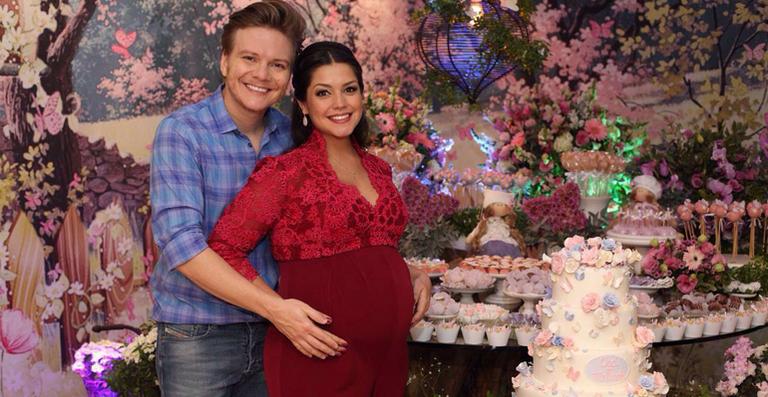 Thais Fersoza e Michel Teló fazem o chá de bebê de Melinda