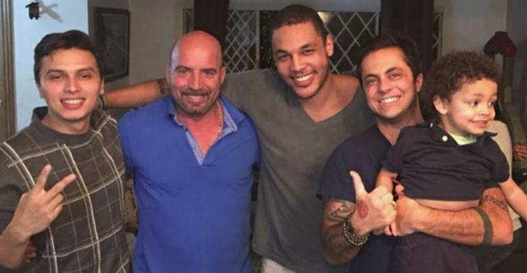 Gretchen compartilha momento de confraternização com o marido e Thammy: “Os homens da casa”