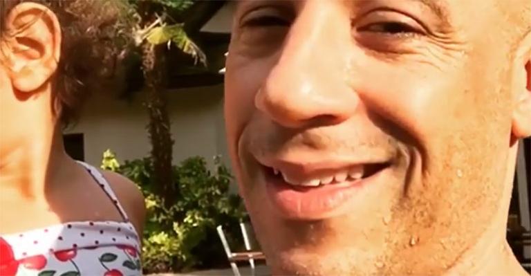 Após gravações do oitavo ‘Velozes & Furiosos’, Vin Diesel recebe filhos em dia na piscina