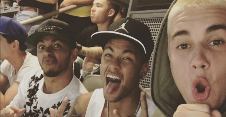 Justin Bieber assiste à seleção brasileira ao lado de Neymar e aparece com o novo visual