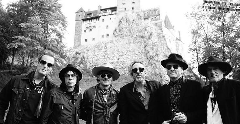 Em meio à separação conturbada, Johnny Depp faz show e visita o ‘Castelo de Drácula’