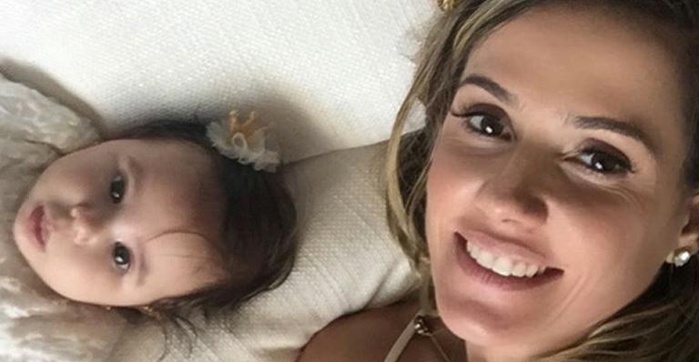 Deborah Secco mostra lembrancinhas do batizado de Maria Flor