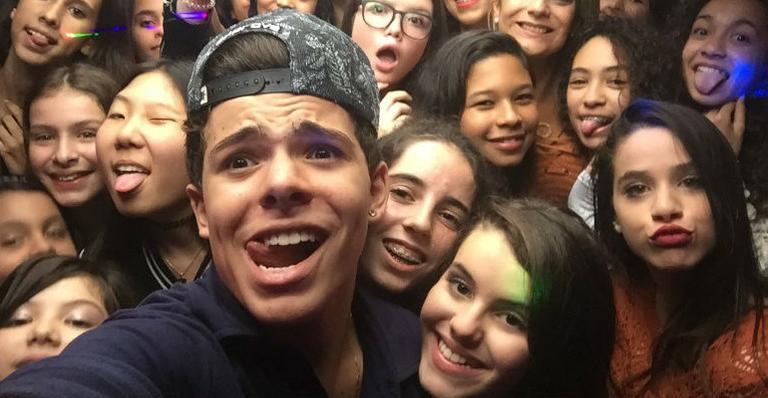 Thomaz Costa comemora aniversário ao lado de fãs em um ônibus balada