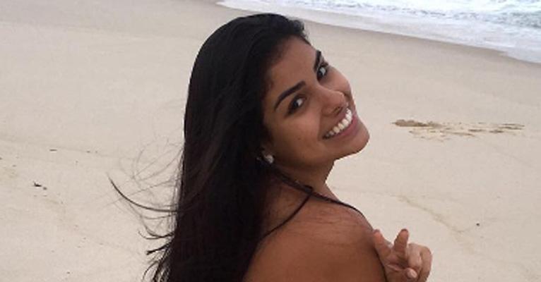 Munik agradece mais de 2 milhões de seguidores com foto de biquíni