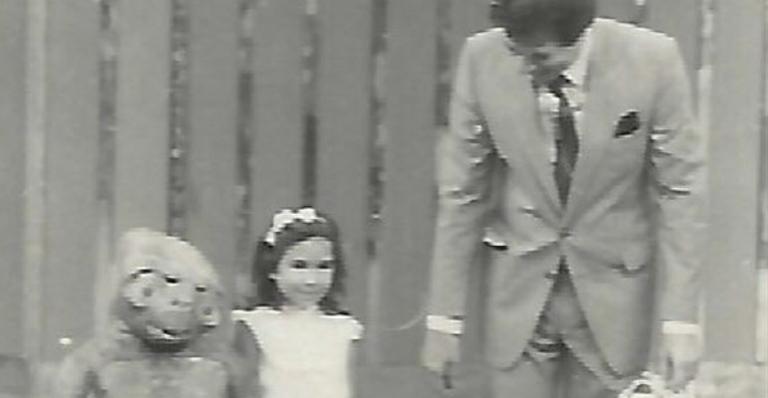 Patrícia Abravanel aparece em foto rara com 6 anos ao lado de Silvio Santos e boneco de ET