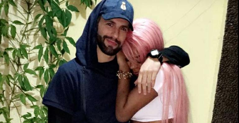 Com cabelo rosa, Ludmilla se declara ao namorado: “Mexeu com a emoção”