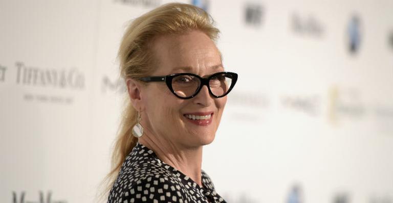 Meryl Streep se fantasia de Donald Trump em evento nos Estados Unidos