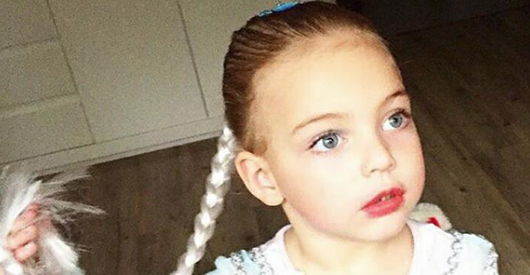 Que fofa! Sheila Mello mostra a filha vestida de Elsa, de ‘Frozen’