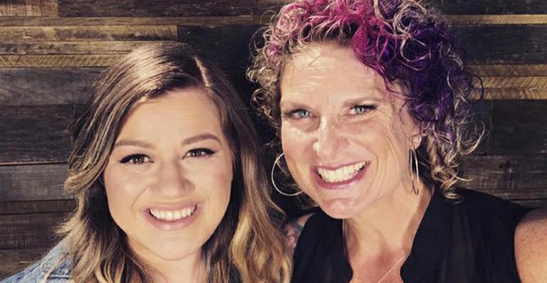 Kelly Clarkson aparece pela primeira vez após dar à luz