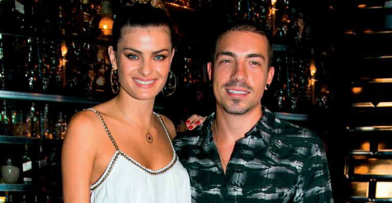Isabeli Fontana e Di Ferrero adotam gatinho: “Mais um filhinho”