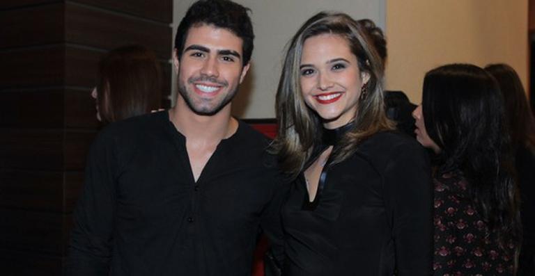 Juliana Paiva curte noite no cinema com o namorado