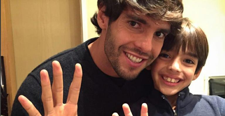 Kaká comemora os oito anos do filho e fãs comentam semelhança: “Cópia do pai”