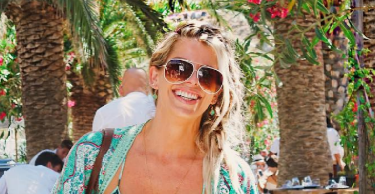 Aos 40 anos, Karina Bacchi exibe o corpo em forma na piscina
