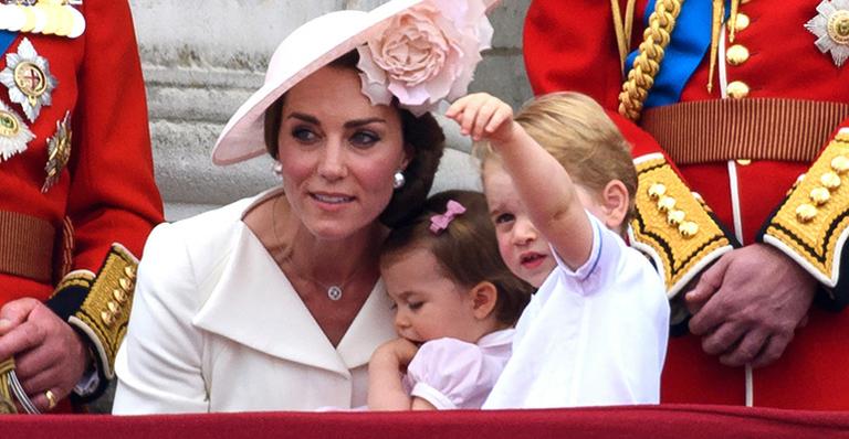 Princesa Charlotte faz primeira aparição na varanda do Palácio de Buckingham