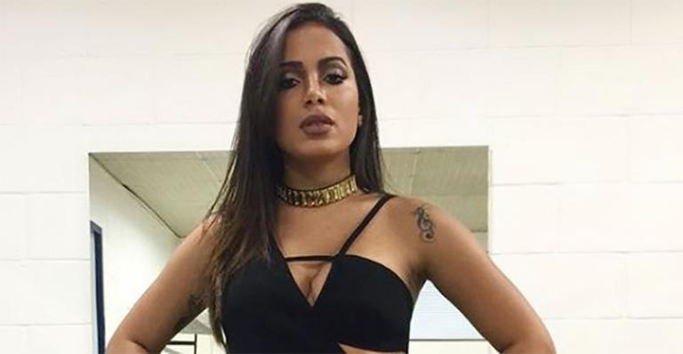 Anitta mostra tatuagem do seu rosto que fã fez na perna: ‘Estou chocada’
