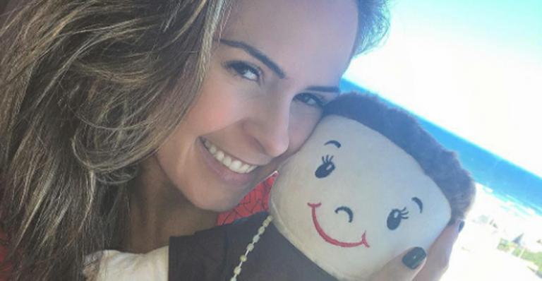 Quer casar? Ana Paula Renault posa com boneco e faz oração de Santo Antônio