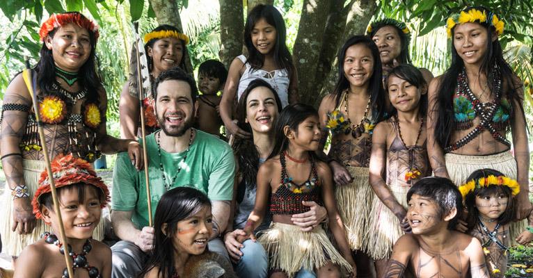 Caco Ciocler e Luisa Micheletti conhecem a tribo Munduruku na Amazônia