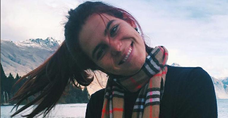 Namorada de Cauã Reymond, Mariana Goldfarb, posa de biquíni