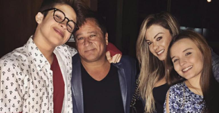 Larissa Manoela se derrete em foto com o sogro, Leonardo