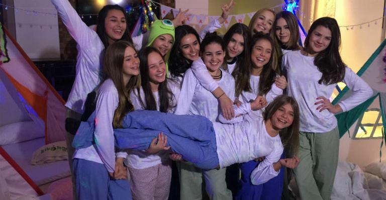 Celebridades mirins prestigiam festa do pijama de Giulia Nassa