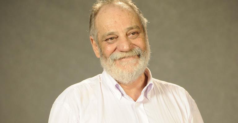 Após AVC, autor Walter Negrão segue internado e bem