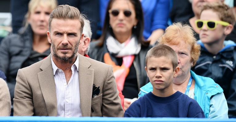 David Beckham curte jogo de tênis com o filho Romeo em Londres