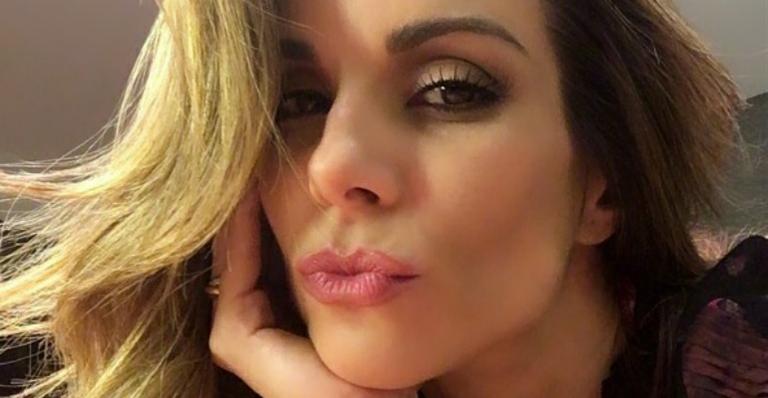 Aos 42 anos, Ana Furtado mostra o corpo em forma na praia
