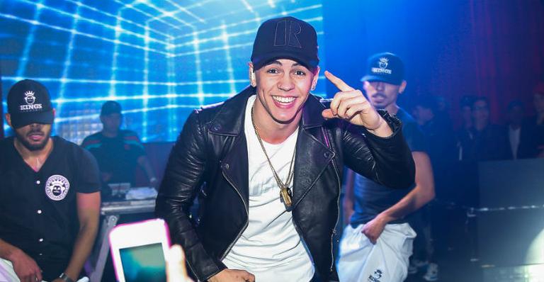 MC Biel faz show em aniversário de casa noturna