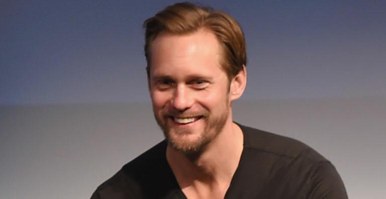 Alexander Skarsgard diz que beijo gay em ‘True Blood’ foi o melhor de sua carreira