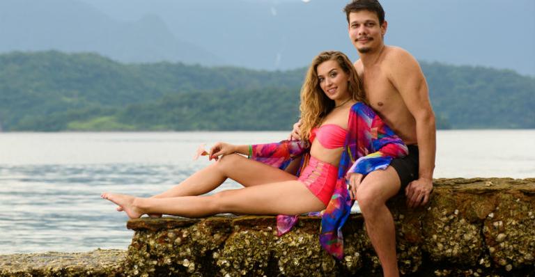 Com o amado, Juliana Boller celebra volta às telas