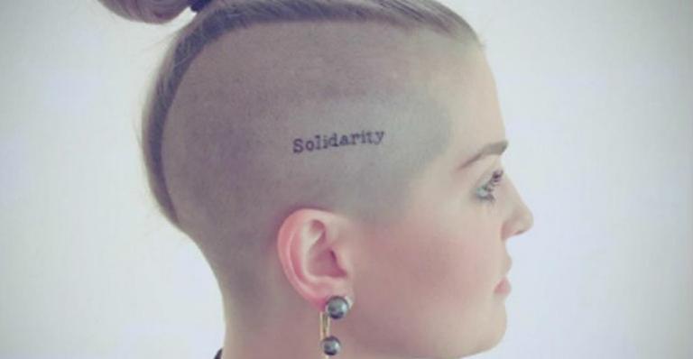 Kelly Osbourne faz tatuagem com a palavra ‘Solidariedade’ em homenagem ás vítimas de Orlando