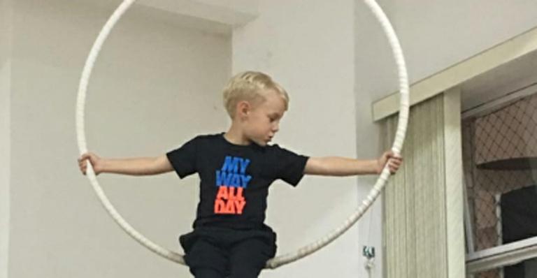 Davi Lucca, filho de Neymar, faz aula de circo