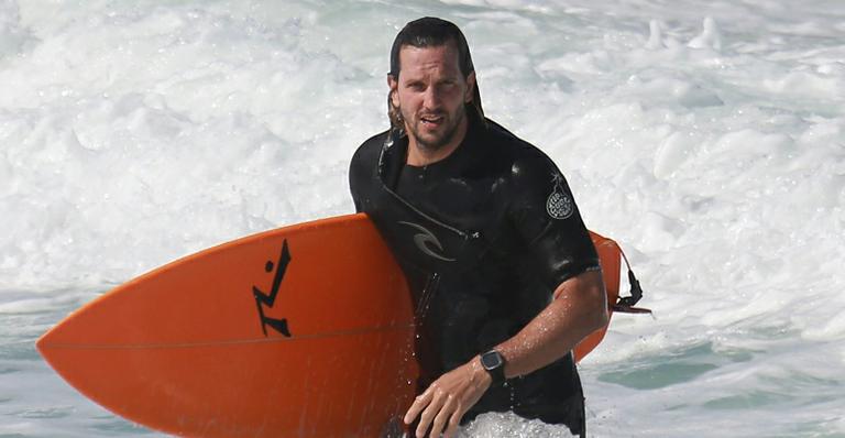 Vladimir Brichta mostra habilidade no surfe em praia no Rio