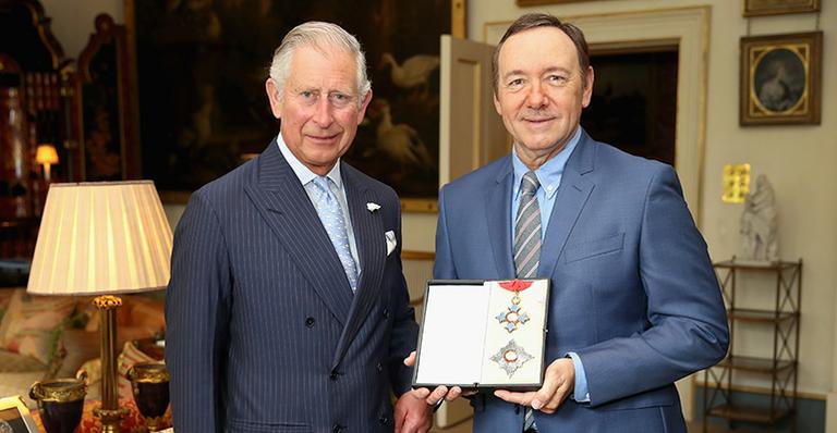 Kevin Spacey recebe honraria das mãos de Príncipe Charles