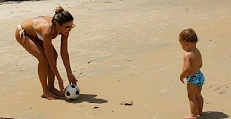 Que fofos! Patrícia Abravanel se diverte com o filho na praia
