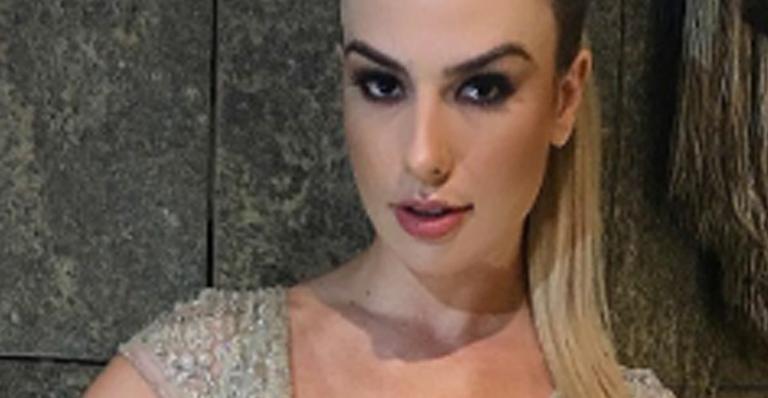 Fernanda Keulla muda a coloração e aparece loiríssima