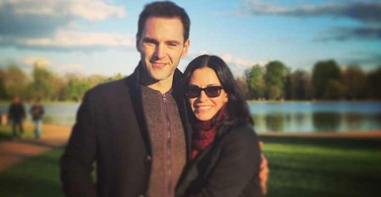 Namorado mostra foto com Courteney Cox para celebrar o aniversário dela