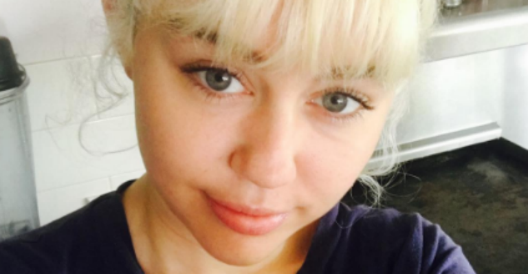 Miley Cyrus abre o baú e mostra fotos de sua infância