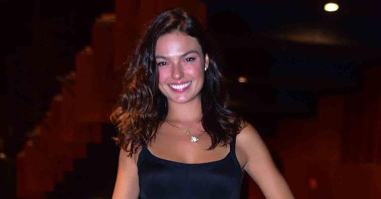 Isis Valverde posta vídeo rebolando com bambolê e mostra seu talento