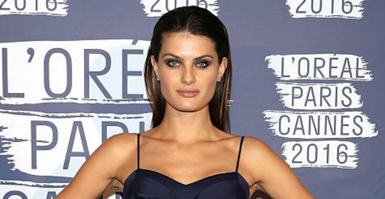 Isabeli Fontana curte as férias com os filhos e o noivo