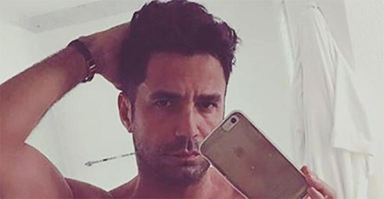 Aos 43, cantor Latino posa sem camisa e exibe boa forma