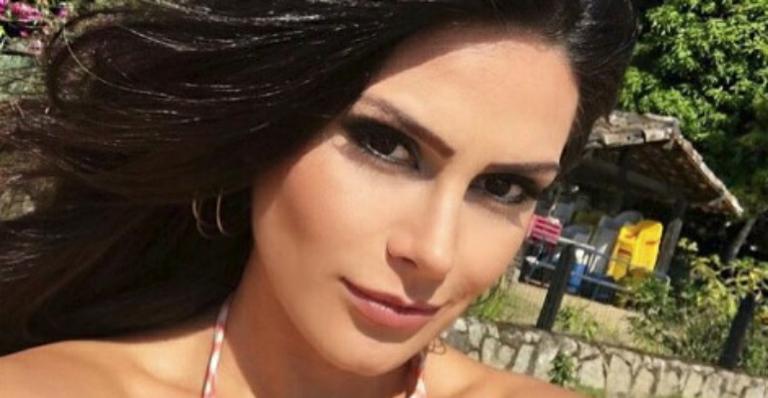 Mãe de gêmeas, Natália Guimarães exibe barriga sequinha só de biquíni na praia